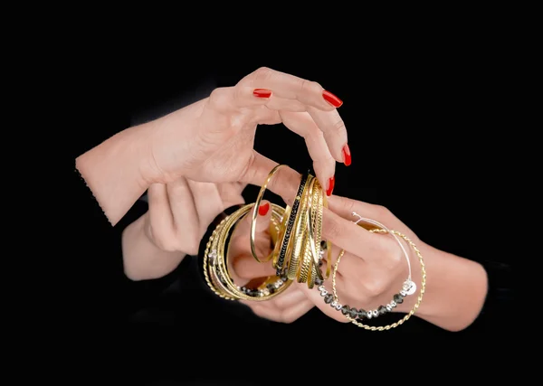 Deux mains de femmes avec des bracelets dorés — Photo