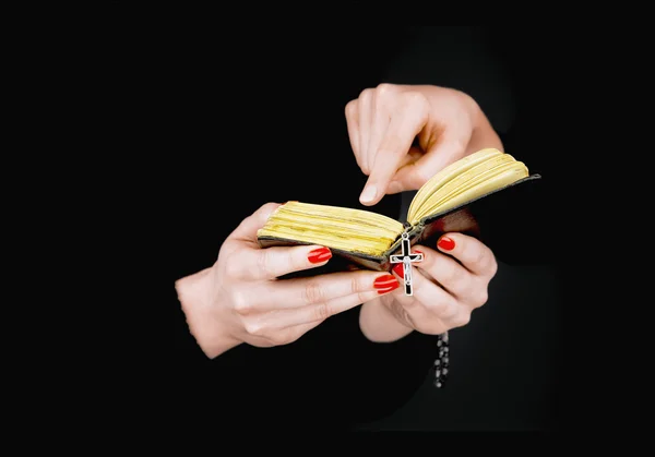 Two women's hands holding an opened bible — Stock Photo, Image