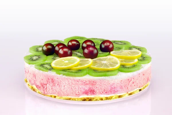Gâteau aux fruits maison coloré non cuit à la crème et aux cerises douces — Photo