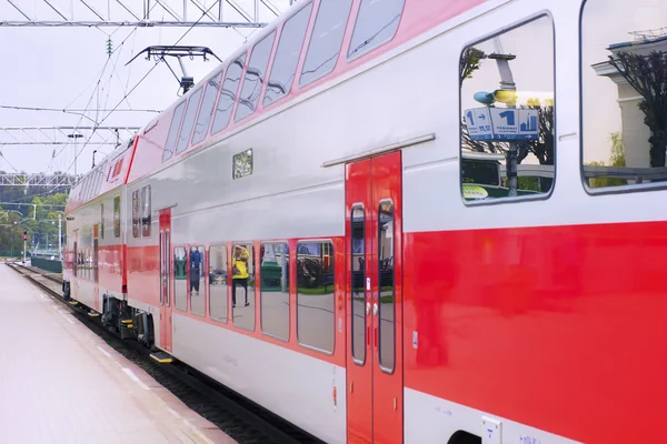 Červený elektrický vlak — Stock fotografie