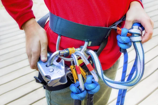 Uomo in piedi con attrezzatura alpinistica — Foto Stock