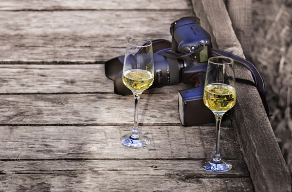 Due bicchieri di champagne e una macchina fotografica — Foto Stock