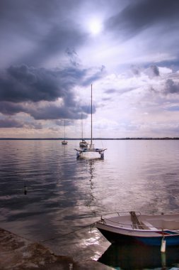 Üç yat ve tekne bir su 