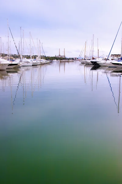 Barche bianche e yacht in banchina — Foto Stock