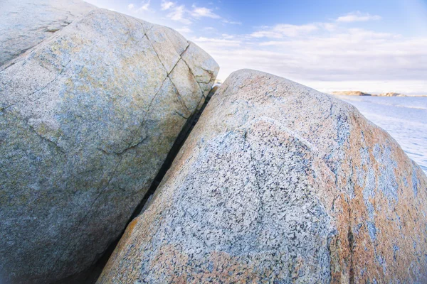 Rocas en Noruega montañas cerca del mar — Foto de Stock