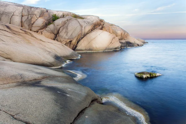 Stenig strand i Norge nära havet — Stockfoto