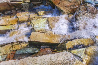 Renkli kaya ve şelale Norveç dağlarında