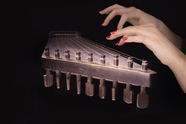 Bir müzik aletinin kadının ellerinde 