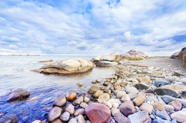 Stenig strand i Norge nära havet — Stockfoto