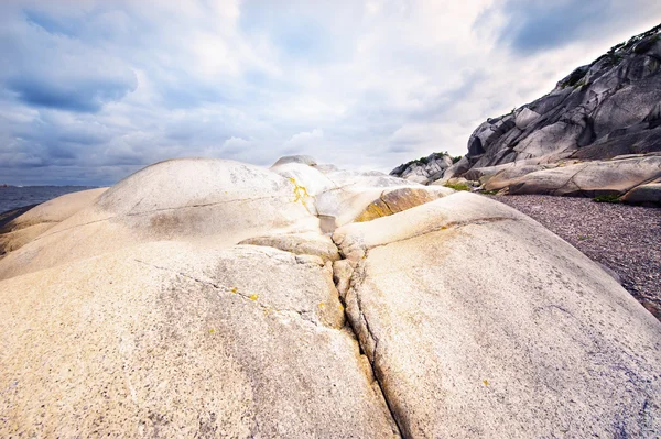 Скалистые берега Норвегии у моря — стоковое фото