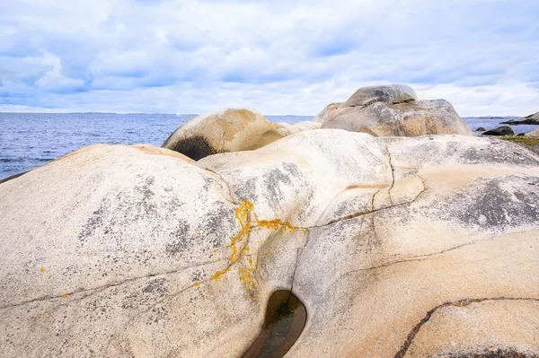 Скалистые берега Норвегии у моря — стоковое фото