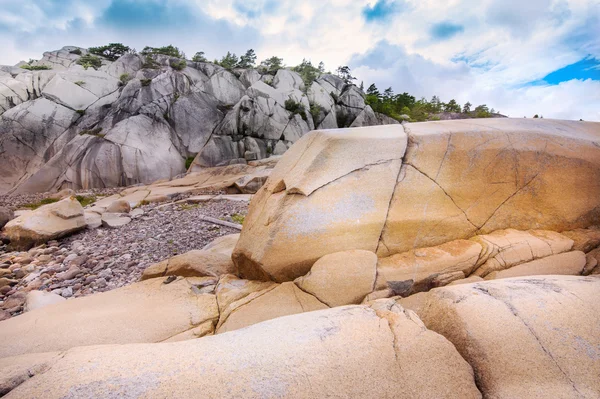 Rivage rocheux en Norvège près de la mer — Photo