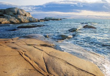 Norveç'te kayalık sahil deniz kenarında