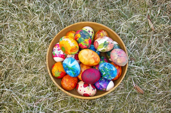 Színes húsvéti tojást egy tálba — Stock Fotó
