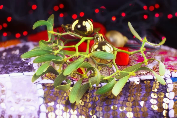 Decoraciones navideñas con ramas de muérdago — Foto de Stock