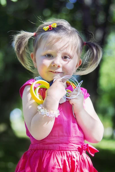 Niña con pulseras —  Fotos de Stock