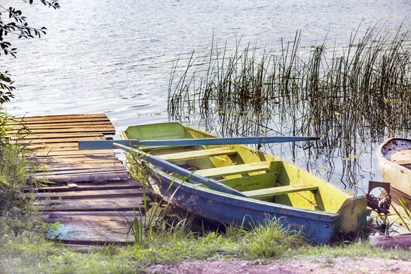 Barco de madeira na costa — Fotografia de Stock