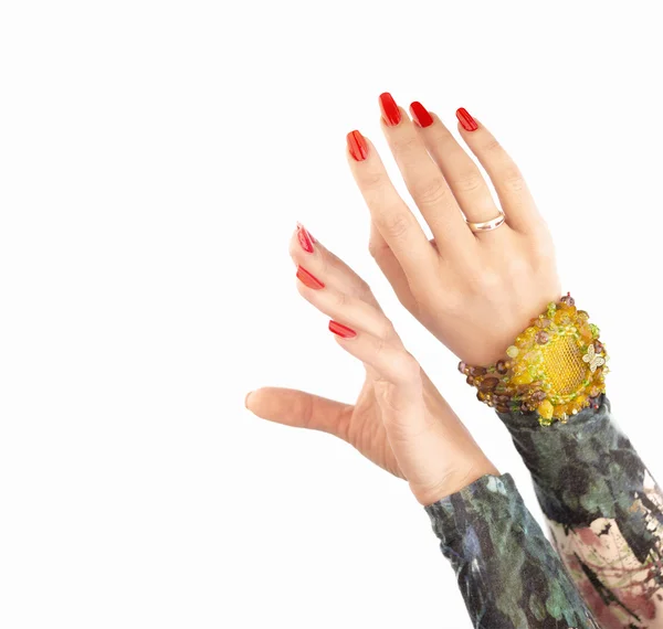 Vrouw handen met ringen en gele armband — Stockfoto
