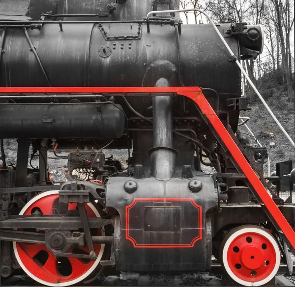 Duas rodas de trem vermelhas de uma locomotiva velha — Fotografia de Stock