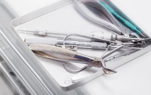 Κλείστε την προβολή οδοντιατρική πένσα και τα εργαλεία του οδοντιάτρου άλλα — Φωτογραφία Αρχείου