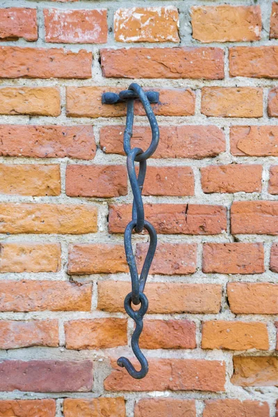 Old black metal hook and a chain — Stock Photo, Image