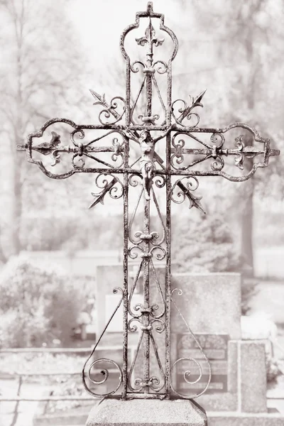 Crucifixo de metal em uma cruz de metal velha — Fotografia de Stock