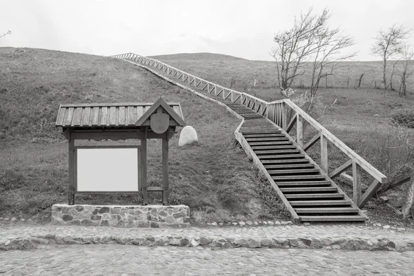 Billboard y escaleras de madera — Foto de Stock