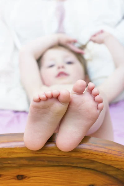 Ноги девушки на краю кровати — стоковое фото