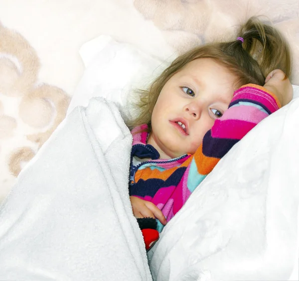 Niña enferma en una cama — Foto de Stock