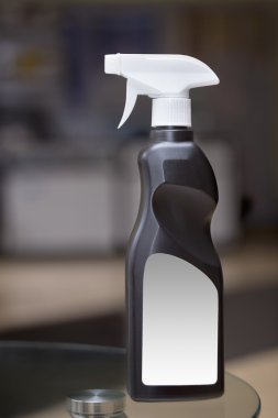 Plastik siyah püskürtücü ile beyaz öğeleri