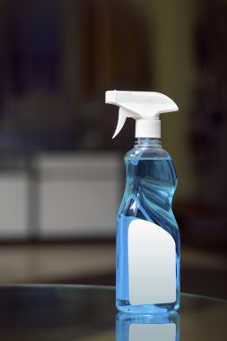 Plastik şeffaf püskürtücü ile mavi sıvı ve beyaz öğeleri 