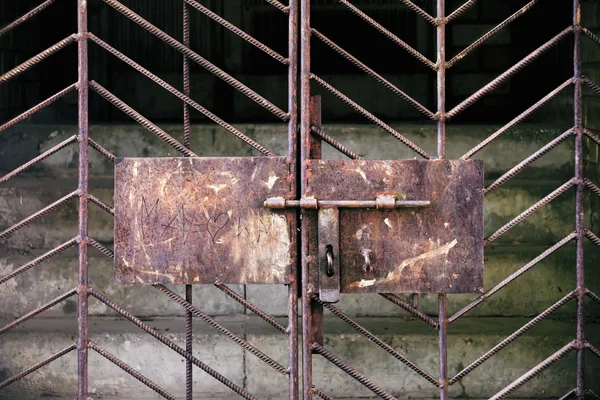 Portas de metal com trava e escadas antigas — Fotografia de Stock