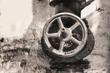 Isıtma sisteminin metal borular ile dökme demir valfler