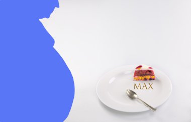 Obez insan silueti beyaz plaka ile bir pasta