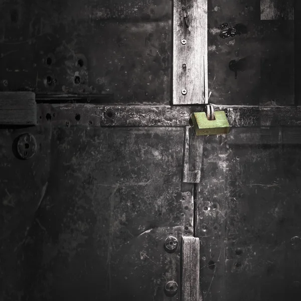녹색에 검은 금속 오래 된 문 잠금 — 스톡 사진