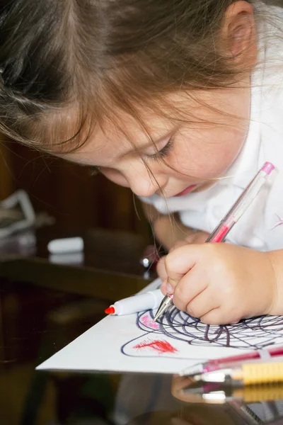 Disegno bambina con pennarelli — Foto Stock