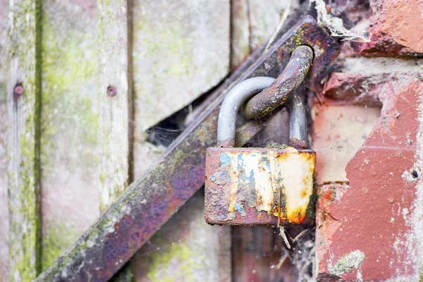 Fragment d'une vieille porte en bois avec serrure — Photo