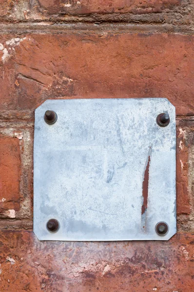 Stary metaliczny czerwony zardzewiały talerz na ceglany mur — Zdjęcie stockowe