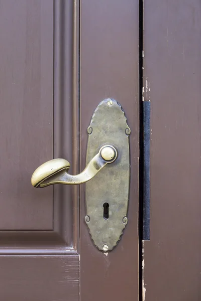 Gamla kyrkans dörr med lås och handtag — Stockfoto