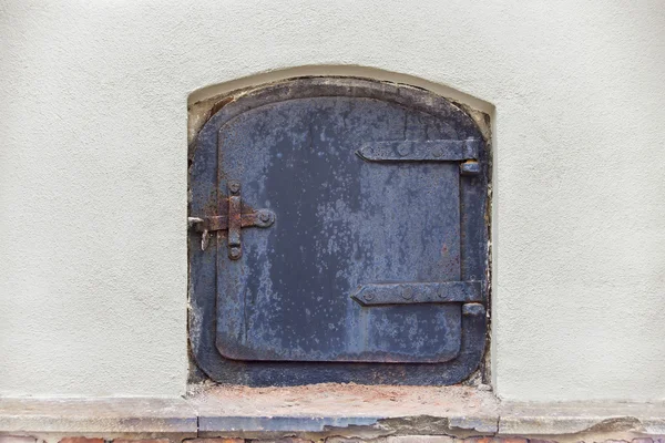 Schließen Sie Eine Alte Schwarze Rostige Kleine Metalltür — Stockfoto