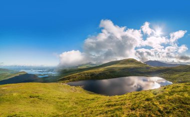 Sabah Mangerton Dağı 'ndaki Devils Punch Bowl Gölü' nün panoramik manzarası. İrlanda, Kerry İlçesi, Killarney Ulusal Parkı.