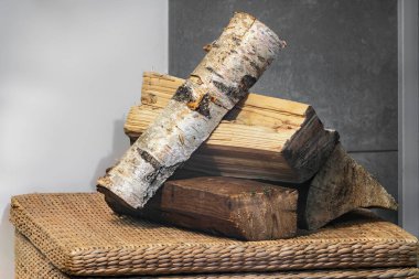 Birch, köknar ve çam ağacını şöminenin yanına koy. Yakın görünüm.