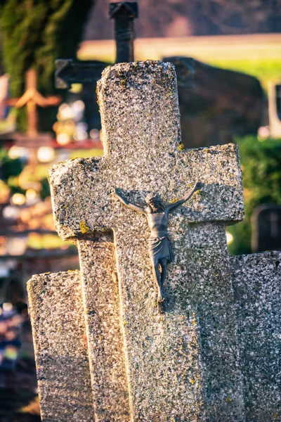 Crucifixo Cruz Concreto Cemitério Outono — Fotografia de Stock