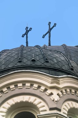 Başmelek Mikail Katedrali 'nin çatısında iki haç var. Kaunas, Litvanya.