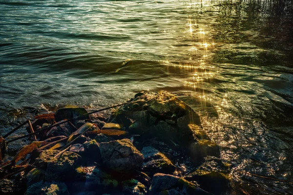 Reflejos Atardecer Agua Piedras Orilla Del Lago Lituania — Foto de Stock