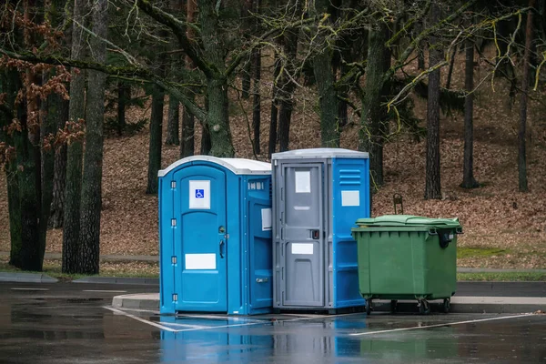 Zwei Mobile Toiletten Einem Park Eine Davon Für Behinderte — Stockfoto
