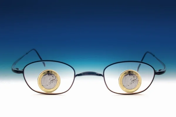 Brille mit Ein-Euro-Münzen — Stockfoto