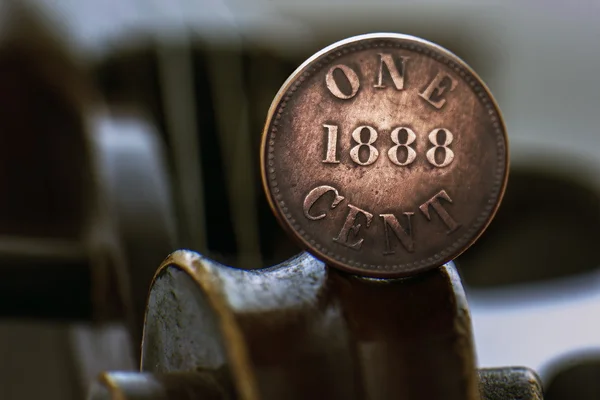 Antigua moneda de un centavo en un pergamino de violín —  Fotos de Stock