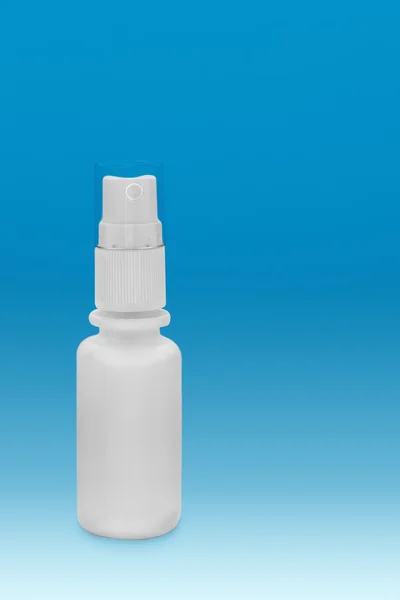 Botella pequeña de plástico con pulverizador — Foto de Stock