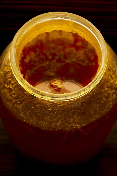 Кончик банки с кристаллизованным медом — стоковое фото